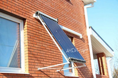 Монтаж солнечного коллектора на стене дома